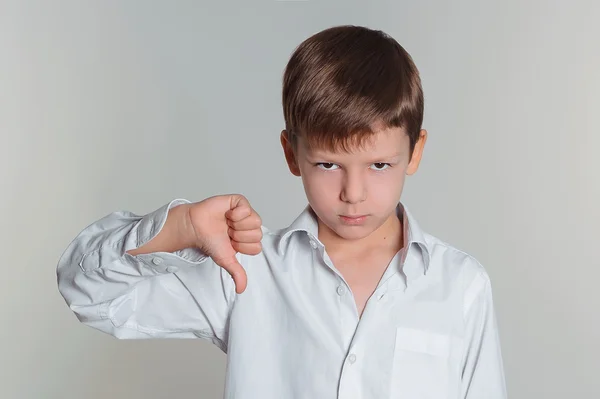 Ragazzo dando i pollici verso il basso segno — Foto Stock