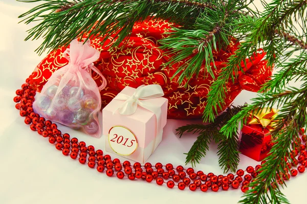 Bolso rojo con juguetes de Navidad — Foto de Stock