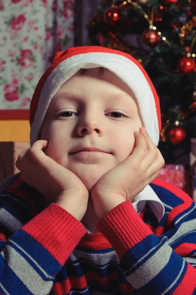 Niño delante del árbol de Navidad — Foto de Stock