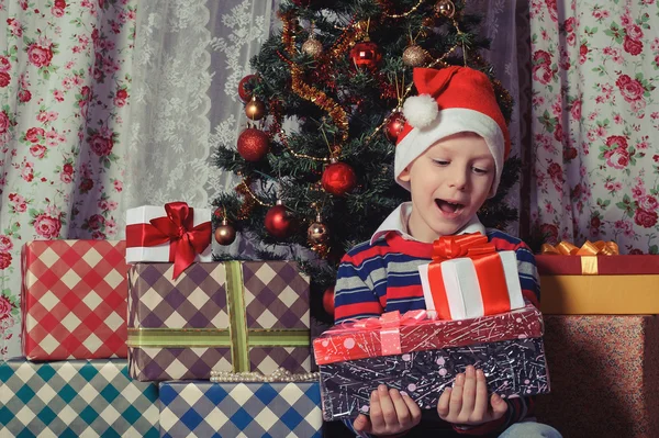 Glücklicher Junge mit Weihnachtsgeschenkschachteln — Stockfoto