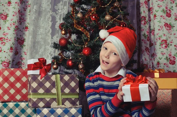 Happy child with christmas gift box. Christmastime — Stock Photo, Image