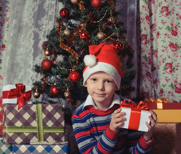 Szczęśliwy chłopiec z Boże Narodzenie obecny pole — Zdjęcie stockowe