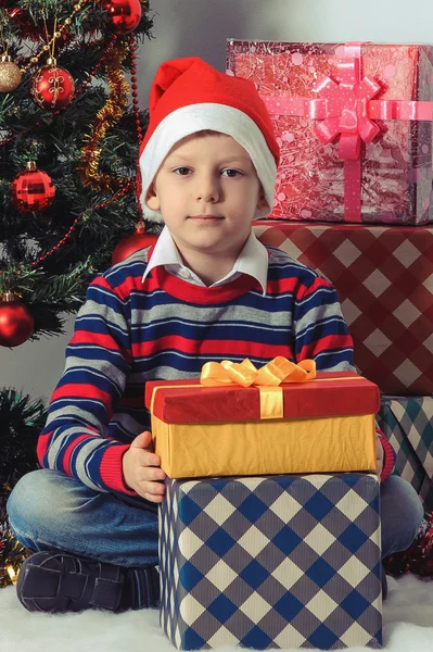 Menino feliz com caixas de presente de Natal — Fotografia de Stock