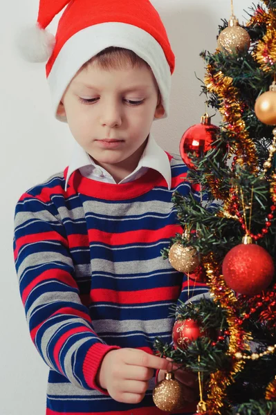 Junge schmückt Weihnachtsbaum — Stockfoto