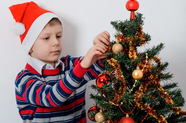 Jongen kerstboom versieren — Stockfoto