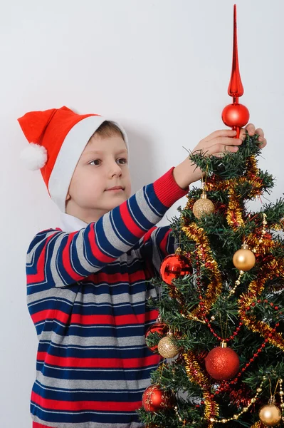 Menino decoração árvore de Natal — Fotografia de Stock