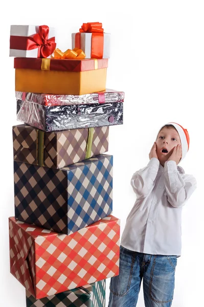 Menino surpreso e presentes de Natal — Fotografia de Stock