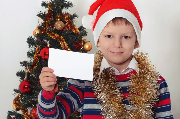 Menino segurando cartão de saudação. Tempo de Natal — Fotografia de Stock