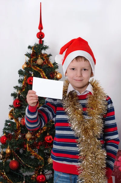 Menino segurando cartão de saudação. Tempo de Natal — Fotografia de Stock