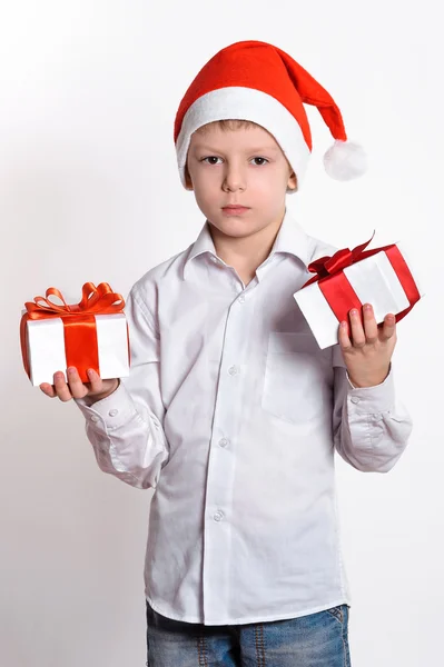 Junge mit Weihnachtsgeschenk-Box. — Stockfoto