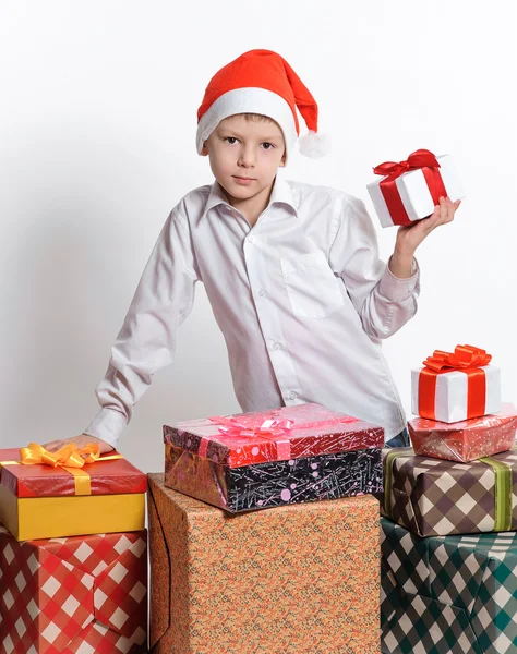 Menino com caixas de presente de Natal — Fotografia de Stock