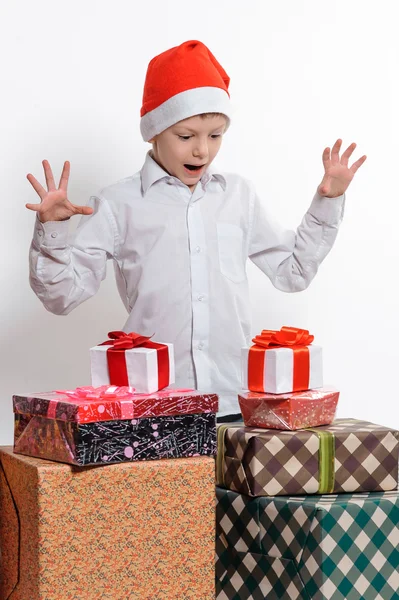 Niño con cajas de regalo de Navidad — Foto de Stock