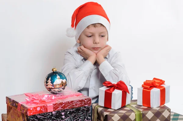 Jongen met kerst aanwezig dozen — Stockfoto