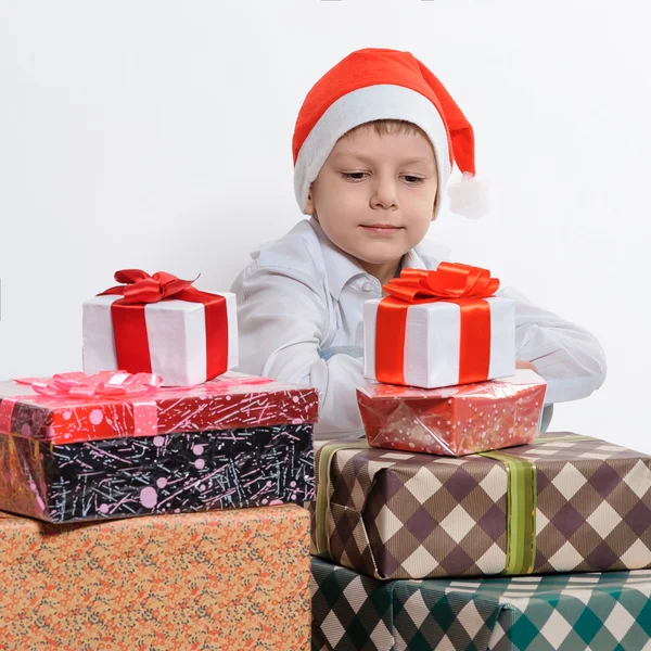 Niño con cajas de regalo de Navidad — Foto de Stock