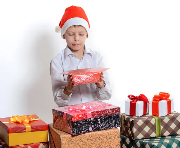 Мальчик с коробками подарков — стоковое фото
