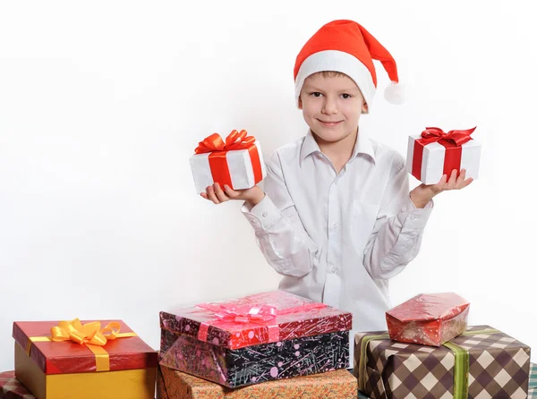 Niño con cajas de regalo de Navidad — Foto de Stock