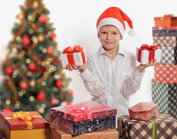 快乐的男孩，与圣诞礼品盒. — 图库照片