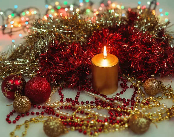 Decoraciones festivas con vela . — Foto de Stock