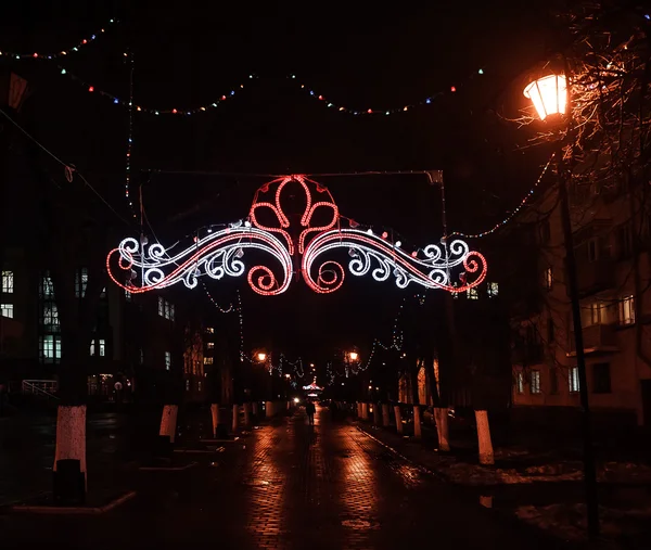 Straat verlichte voor Kerstmis en Nieuwjaar vakantie. — Stockfoto