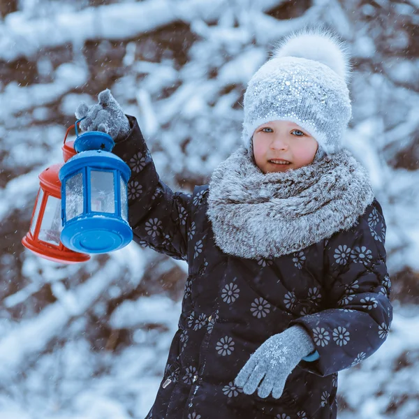 Mädchen behält die Taschenlampe — Stockfoto