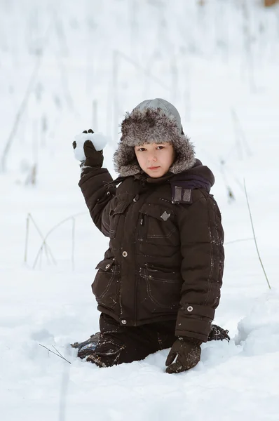 Ein Junge spielt im Schnee — Stockfoto