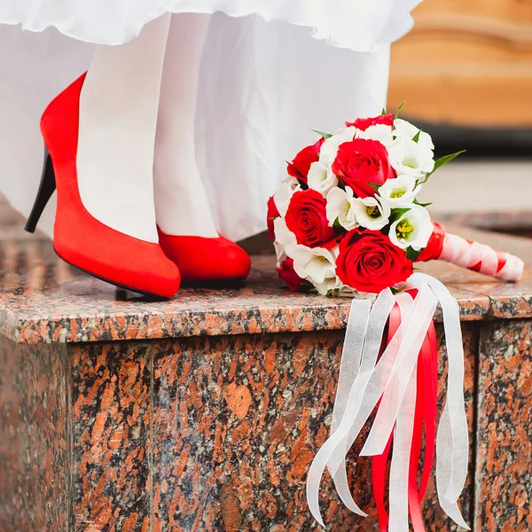 新娘的鞋子和花束 — 图库照片