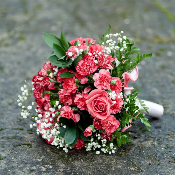 Bruiloft boeket van rode bloemen — Stockfoto