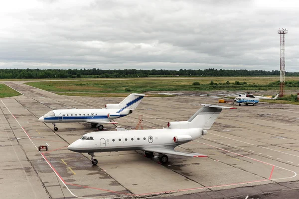 Aviones en aeropuerto — Foto de Stock