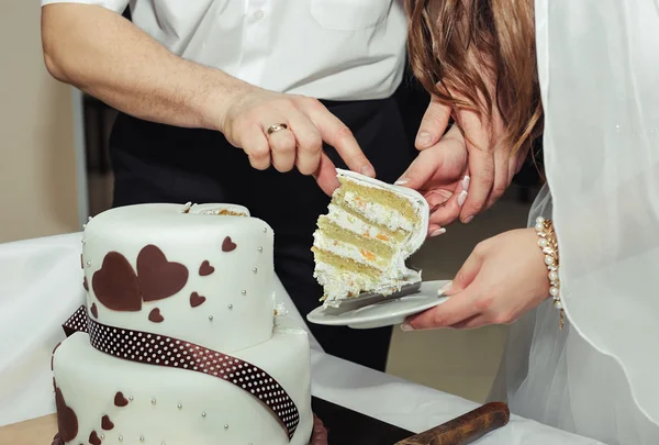 Recém-casados cortam o bolo — Fotografia de Stock