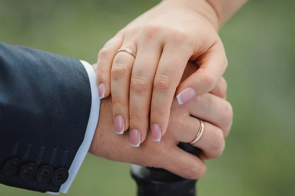 已婚的夫妇手牵着手 — 图库照片