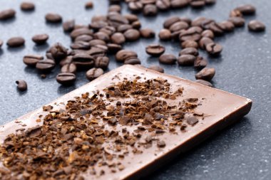 Çikolata ve kahve fasulye taş bir tablo