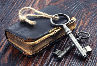 Eski metal anahtar ve vintage kitap