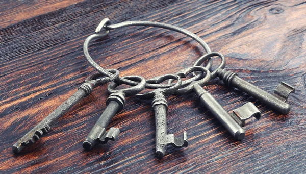 Антикварные ключи на деревянном столе — стоковое фото