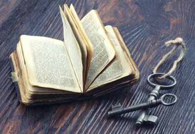 Eski metal anahtarlar ve vintage kitap