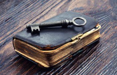 Eski metal anahtar ve vintage kitap