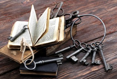 Eski metal anahtarlar ve vintage kitap