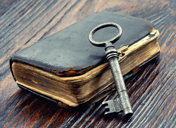 Eski metal anahtar ve vintage kitap