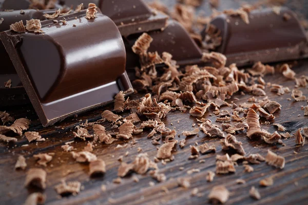 Törött sötét csokoládé és a csokoládé forgács — Stock Fotó