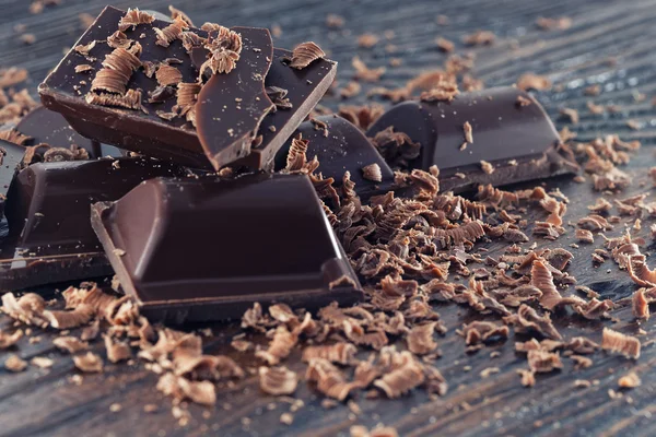 Koyu çikolata ve Çikolata talaşı kırık — Stok fotoğraf