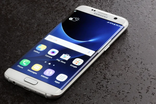 Samsung Galaxy S7 Edge белая шелуха на столе — стоковое фото