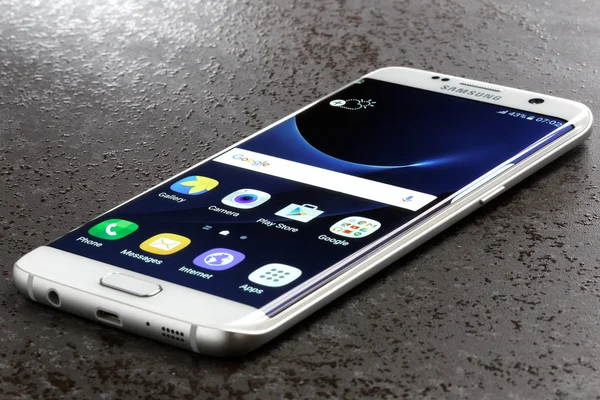 Samsung Galaxy S7 Edge белая шелуха на столе — стоковое фото