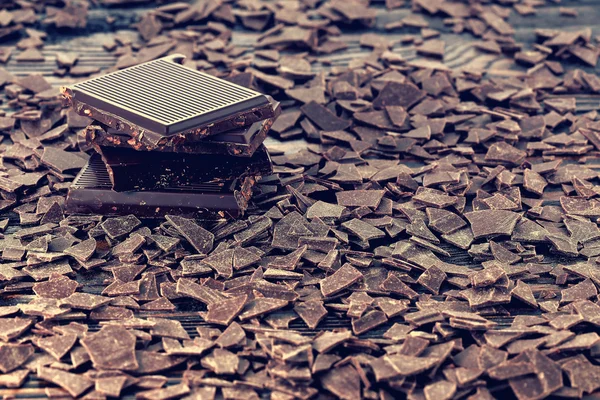 Chocolate escuro partido e flocos de chocolate — Fotografia de Stock