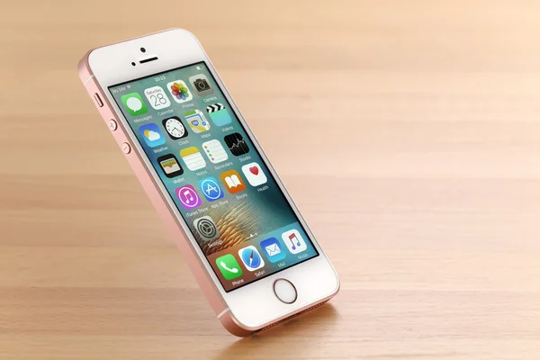 Розовый iPhone SE — стоковое фото