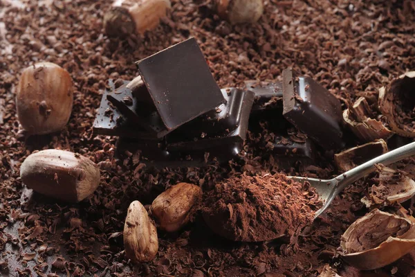 Donkere Chocolade Hazelnoten Gebroken Chocoladereep Zwarte Keukentafel — Stockfoto