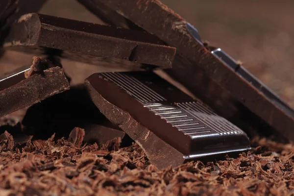 Törött Étcsokoládé Csokoládé Pelyhek Fekete Konyhaasztalon — Stock Fotó