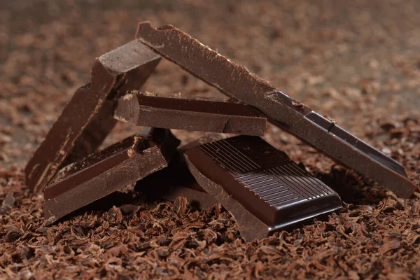 Törött Étcsokoládé Csokoládé Pelyhek Fekete Konyhaasztalon — Stock Fotó