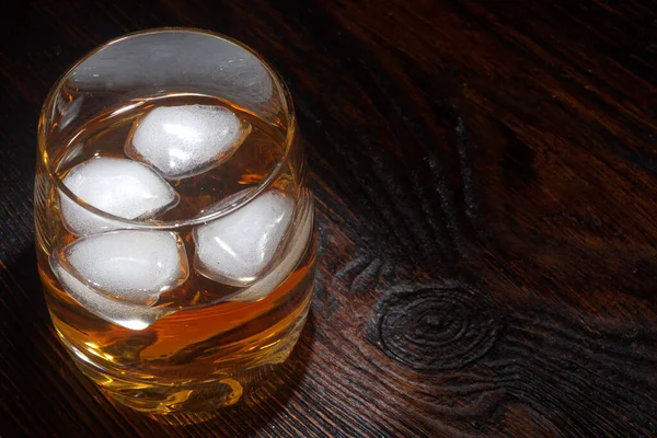 Vaso Whisky Con Hielo Blanco Sobre Una Mesa Madera — Foto de Stock