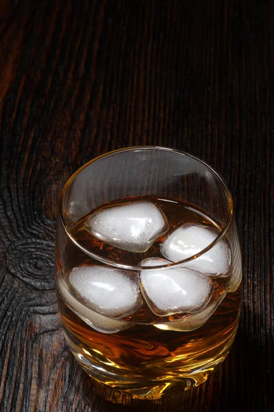 Vaso Whisky Con Hielo Blanco Sobre Una Mesa Madera — Foto de Stock