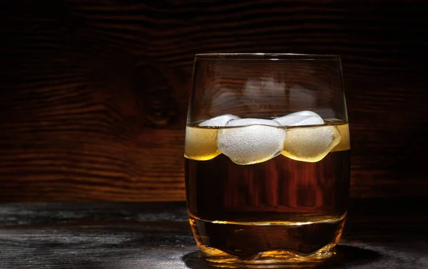 Vaso Whisky Con Hielo Blanco Sobre Una Mesa Madera — Foto de Stock
