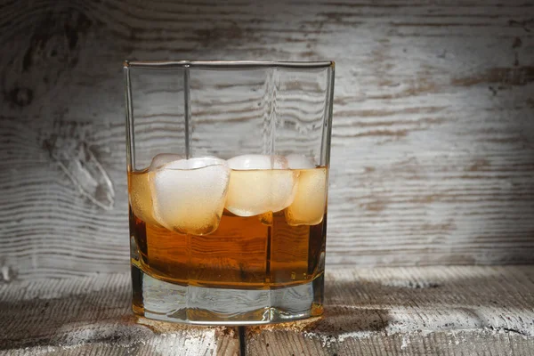 Sklenice Whisky Bílým Ledem Bílém Dřevěném Stole — Stock fotografie